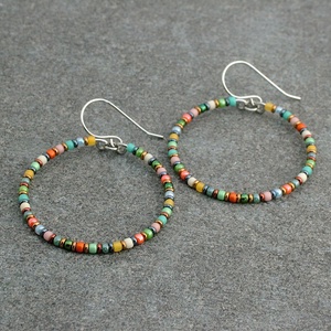 Színes karika fülbevaló / 316L nemesacél fülbevaló gyöngyökkel / Női fülbevaló, női ékszer, ajándék nőknek - ékszer - fülbevaló - lógó fülbevaló - Meska.hu