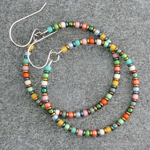 Színes karika fülbevaló / 316L nemesacél fülbevaló gyöngyökkel / Női fülbevaló, női ékszer, ajándék nőknek - ékszer - fülbevaló - lógó fülbevaló - Meska.hu