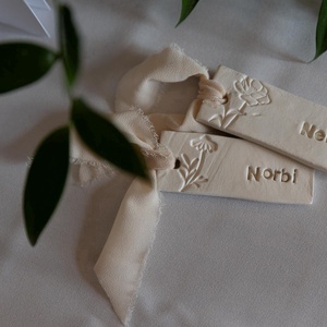 Ültető névtábla, Esküvő, Meghívó & Kártya, Ültetési rend, Gyurma, MESKA