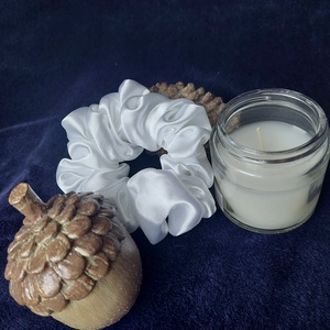 Krisztina - Hófehér scrunchie hajgumi, Ruha & Divat, Hajdísz & Hajcsat, Hajgumi, Varrás, MESKA