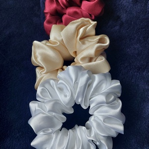 Krisztina - Hófehér scrunchie hajgumi - ruha & divat - hajdísz & hajcsat - hajgumi - Meska.hu