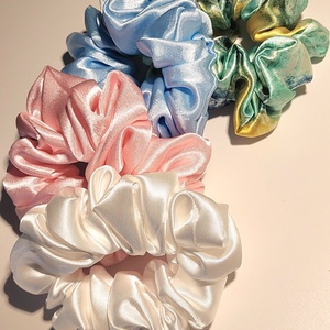  Nőnapi Ajándékcsomag: 3 db-os Egyedi Scrunchie Szett Díszdobozban (Limitált) - ruha & divat - hajdísz & hajcsat - hajgumi - Meska.hu