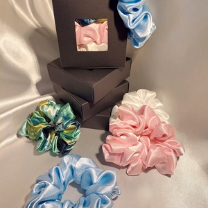? Nőnapi Ajándékcsomag: 3 db-os Egyedi Scrunchie Szett Díszdobozban (Limitált), Ruha & Divat, Hajdísz & Hajcsat, Hajgumi, Varrás, MESKA