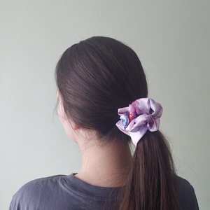  Eszter - Lila virágmintás Armani selyem hajgumi / Scrunchie - ruha & divat - hajdísz & hajcsat - hajgumi - Meska.hu