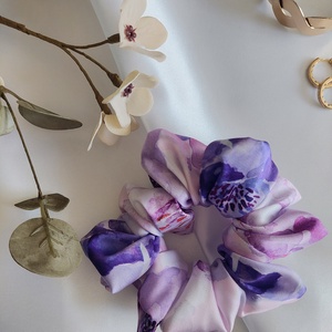  Eszter - Lila virágmintás Armani selyem hajgumi / Scrunchie - Meska.hu