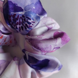  Eszter - Lila virágmintás Armani selyem hajgumi / Scrunchie - ruha & divat - hajdísz & hajcsat - hajgumi - Meska.hu