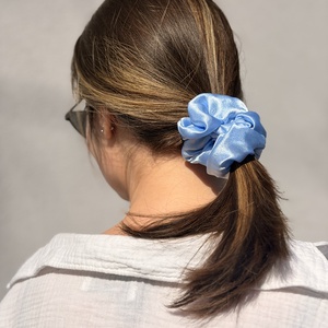 Szatén scrunchie hajgumi több színben ami nem töri a hajat - Krisztina - ruha & divat - hajdísz & hajcsat - hajgumi - Meska.hu