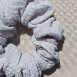 Duplagéz hajgumi (Scrunchie) � Strandbiztos és puha nyári viselet (Szürke) - ruha & divat - hajdísz & hajcsat - hajgumi - Meska.hu