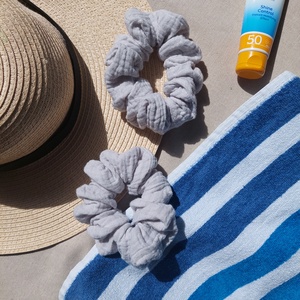 Duplagéz hajgumi (Scrunchie) � Strandbiztos és puha nyári viselet (Szürke) - ruha & divat - hajdísz & hajcsat - hajgumi - Meska.hu