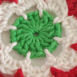 Horgolt kokárda - Lapos virág - ékszer - kitűző és bross - Meska.hu