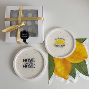Citromos akrilgyanta alátét szett � Lemons, Make Lemonade és Home Sweet Home mintával, 2 db, ajándékdobozban - otthon & életmód - konyhafelszerelés, tálalás - tálalás - tányér- és poháralátét - Meska.hu