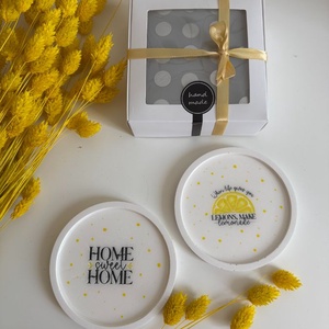 Citromos akrilgyanta alátét szett � Lemons, Make Lemonade és Home Sweet Home mintával, 2 db, ajándékdobozban, Otthon & Életmód, Konyhafelszerelés, tálalás, Tálalás, Tányér- és poháralátét, , MESKA
