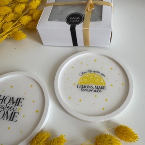 Citromos akrilgyanta alátét szett � Lemons, Make Lemonade és Home Sweet Home mintával, 2 db, ajándékdobozban - otthon & életmód - konyhafelszerelés, tálalás - tálalás - tányér- és poháralátét - Meska.hu