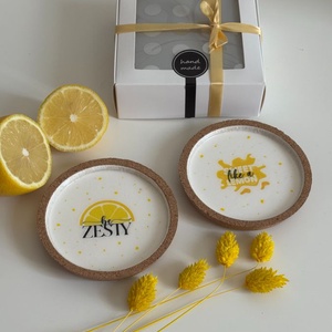 Citromos parafa alátét szett � Be Zesty és Sweet Like a Lemon � egyedi mintás, 2 db, ajándékdobozban - otthon & életmód - konyhafelszerelés, tálalás - tálalás - tányér- és poháralátét - Meska.hu