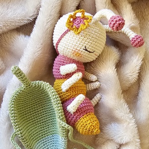 Bogárka levélágyban - Meska.hu