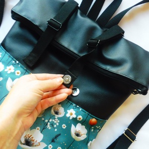 Virágos feket roll up/ roll top hátizsák - táska & tok - hátizsák - roll top hátizsák - Meska.hu