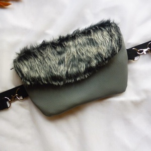 Szürke szőrmés övtáska - táska & tok - övtáska - Meska.hu