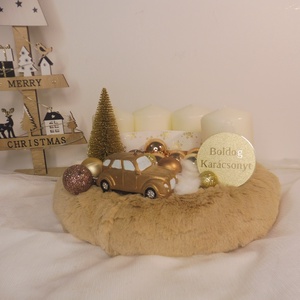 Bézs és arany adventi koszorú kisautóval, Karácsony, Adventi díszek, Adventi koszorú, , Bézs szőrmés alapra készült arany és bézs adventi koszorú, kisautóval a szélén. A koszorú átmérője ..., MESKA