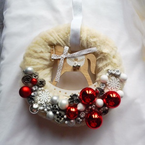 Hintalovas adventi koszorú piros és fehér színben - Meska.hu