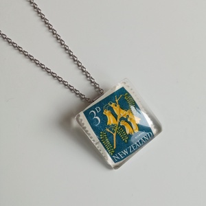 Sárga virágos bélyeggel készült nyaklánc , Ékszer, Nyaklánc, Medálos nyaklánc, Decoupage, transzfer és szalvétatechnika, Ékszerkészítés, MESKA