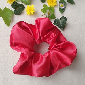 Piros szatén scrunchie - Meska.hu