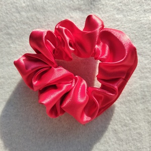 Piros szatén scrunchie hajgumi - Meska.hu