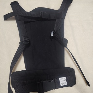 Játék csatos hordozó - kék mintás fekete pántokkal - játék & sport - baba & babaház - babaruha, babakellék - Meska.hu