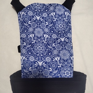 Játék csatos hordozó - kék mintás fekete pántokkal - Meska.hu