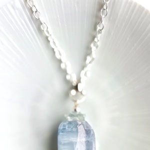 Angyalkő (cölesztin) valódi ásvány medálos nyaklánc - ékszer - nyaklánc - medál - Meska.hu