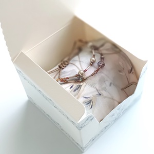 Díszdobozos csomagolás sálakhoz karkötővel - otthon & életmód - dekoráció - asztal és polc dekoráció - díszdoboz - Meska.hu