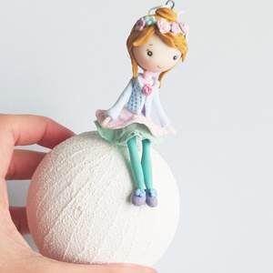 Kislány hógolyón - karácsony - karácsonyi lakásdekoráció - karácsonyfadíszek - Meska.hu Kislány hógolyón - karácsony - karácsonyi lakásdekoráció - karácsonyfadíszek - Meska.hu