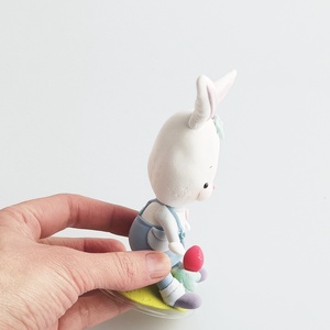 Nyuszi fiú tojással - ünnepi díszek, dekorációk - húsvéti díszek és dekorációk - húsvéti asztaldíszek - Meska.hu