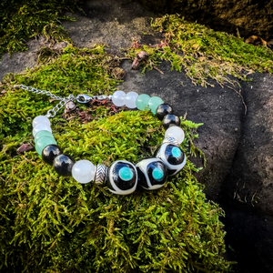 SKOGSÖGA - Replika viking üveggyöngy karkötő ásványokkal (történelmi ihletésű) - ékszer - karkötő - gyöngyös karkötő - Meska.hu