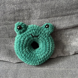 Horgolt fánk Béka, Játék & Sport, Plüssállat & Játékfigura, Malac, Horgolás, MESKA