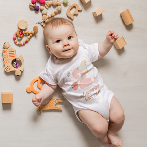 Hónapos mérföldkő body kisbabáknak, bébi rugdalózó egyedi hónapszámmal - játék & sport - baba & babaház - játékbaba, babakellék - Meska.hu
