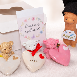 Személyre szabható macis ajándék box � egyedi hűtőmágnessel, Otthon & Életmód, Konyhafelszerelés, tálalás, Konyhai dekoráció, Hűtőmágnes, Kerámia, MESKA