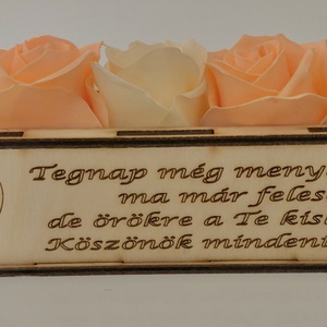 Szülőköszöntő virágbox gravírozott esküvői párral - Meska.hu