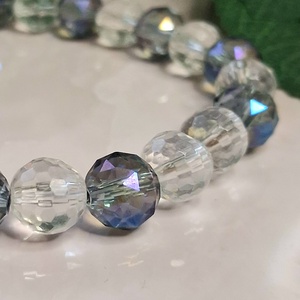 Fazettált kék aurakvarc és hegyikristály karkötő - ékszer - karkötő - ásványkarkötő - Meska.hu