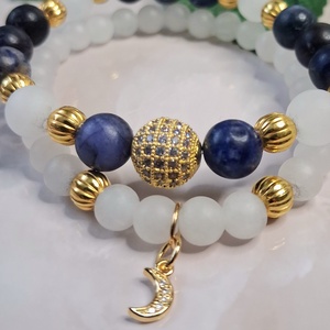 Szodalit és fehér jáde ásvány karkötő szett, arany színű cirkóniás díszekkel, Ékszer, Karkötő, Ásványkarkötő, , MESKA