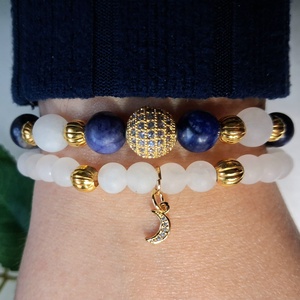Szodalit és fehér jáde ásvány karkötő szett, arany színű cirkóniás díszekkel - ékszer - karkötő - ásványkarkötő - Meska.hu