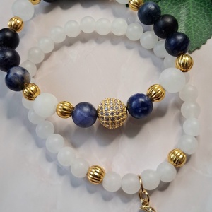 Szodalit és fehér jáde ásvány karkötő szett, arany színű cirkóniás díszekkel - ékszer - karkötő - ásványkarkötő - Meska.hu