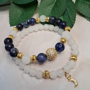 Szodalit és fehér jáde ásvány karkötő szett, arany színű cirkóniás díszekkel - ékszer - karkötő - ásványkarkötő - Meska.hu