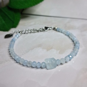 Finom akvamarin karkötő nyers központi elemmel - ékszer - karkötő - ásványkarkötő - Meska.hu