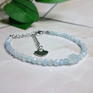 Finom akvamarin karkötő nyers központi elemmel - ékszer - karkötő - ásványkarkötő - Meska.hu
