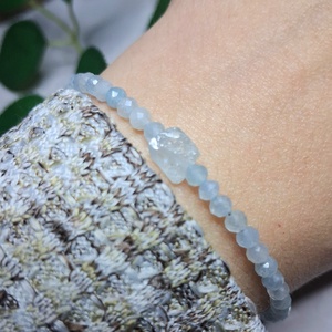 Finom akvamarin karkötő nyers központi elemmel - ékszer - karkötő - ásványkarkötő - Meska.hu