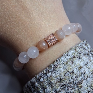 Rózsakvarc és holdkő ásvány karkötő cirkóniás dísszel - ékszer - karkötő - ásványkarkötő - Meska.hu