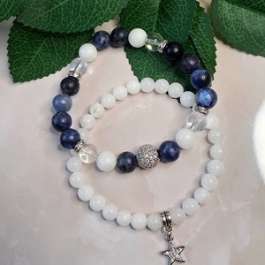Szodalit és fehér jáde ásvány karkötő szett, ezüst színű cirkóniás díszekkel - ékszer - karkötő - ásványkarkötő - Meska.hu