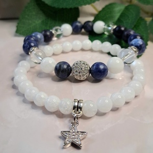 Szodalit és fehér jáde ásvány karkötő szett, ezüst színű cirkóniás díszekkel - Meska.hu