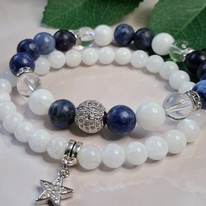 Szodalit és fehér jáde ásvány karkötő szett, ezüst színű cirkóniás díszekkel - ékszer - karkötő - ásványkarkötő - Meska.hu