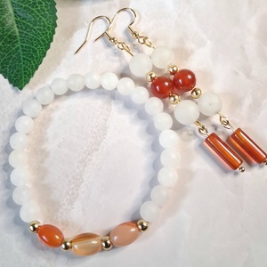 Ásvány ékszerszett karneollal és matt fehér jádéval � karkötő és fülbevaló - ékszer - ékszerszett - Meska.hu